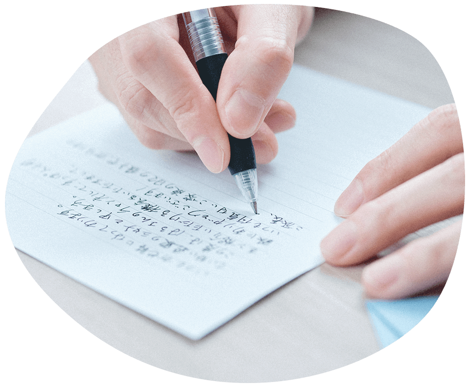 手紙書いてる画像